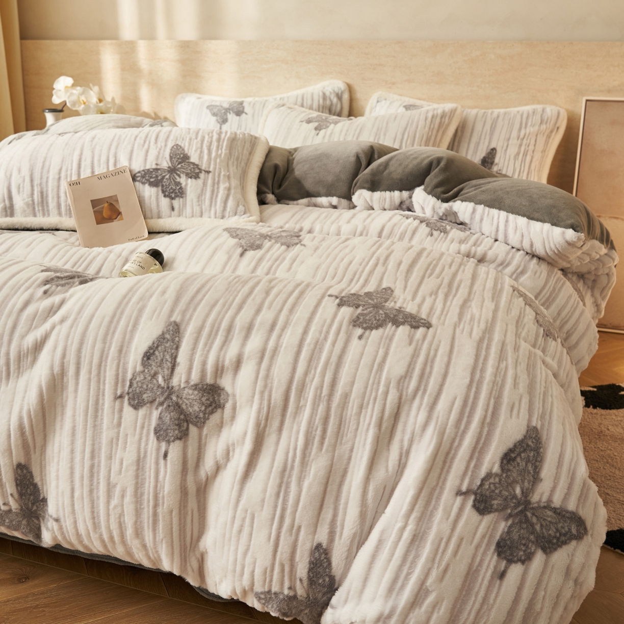 91家纺网 家纺一手货源 找家纺 寐绸家纺 2025秋冬新款350g兔毛雕花牛奶绒四件套 爱意浓浓