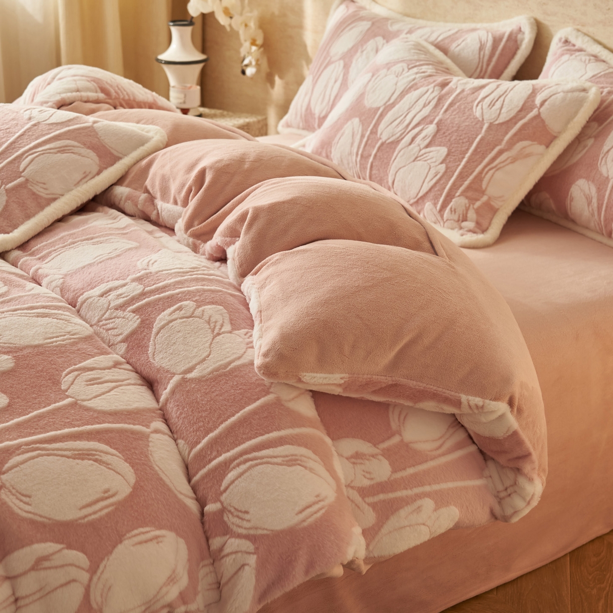 91家纺网 家纺一手货源 找家纺 寐绸家纺 2025秋冬新款350g兔毛雕花牛奶绒四件套 百合