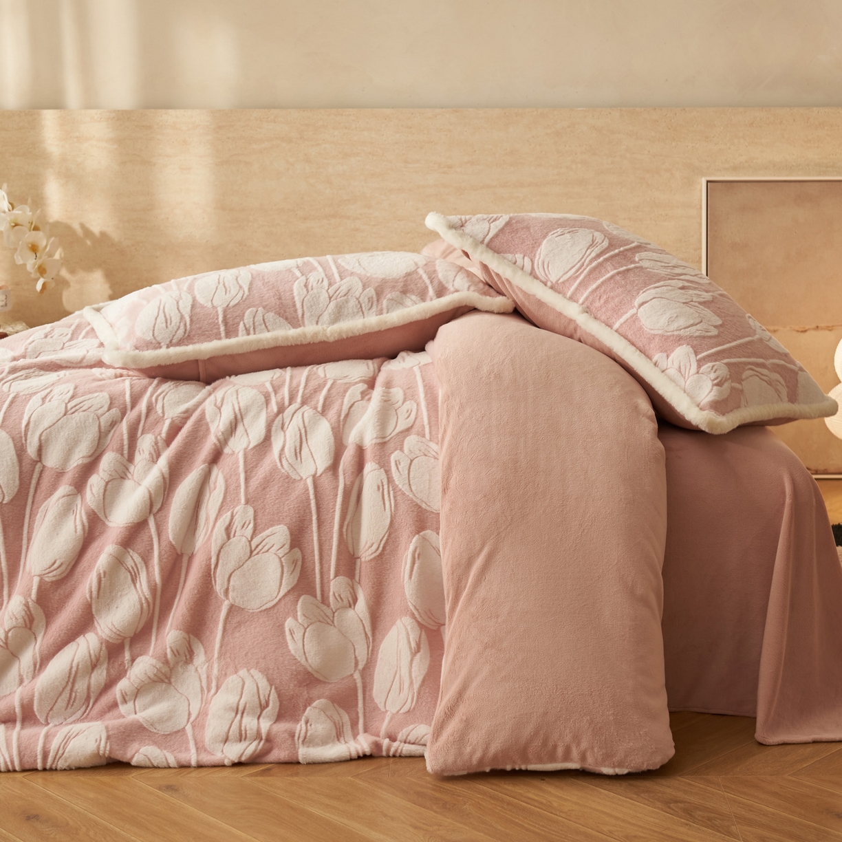 91家纺网 家纺一手货源 找家纺 寐绸家纺 2025秋冬新款350g兔毛雕花牛奶绒四件套 百合