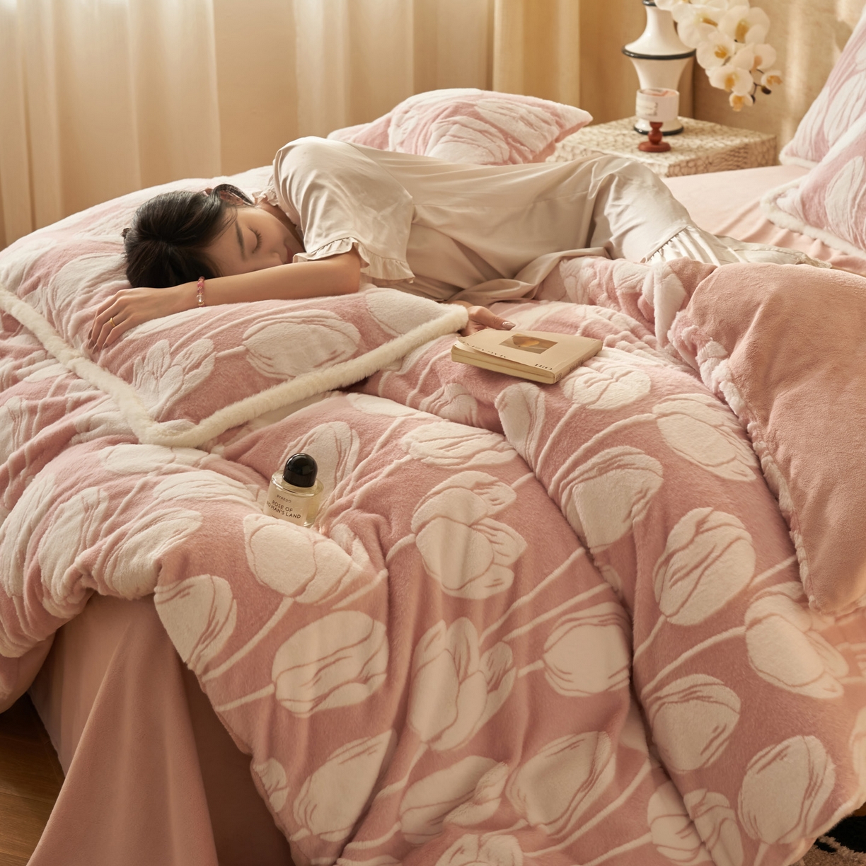 91家纺网 家纺一手货源 找家纺 寐绸家纺 2025秋冬新款350g兔毛雕花牛奶绒四件套 百合