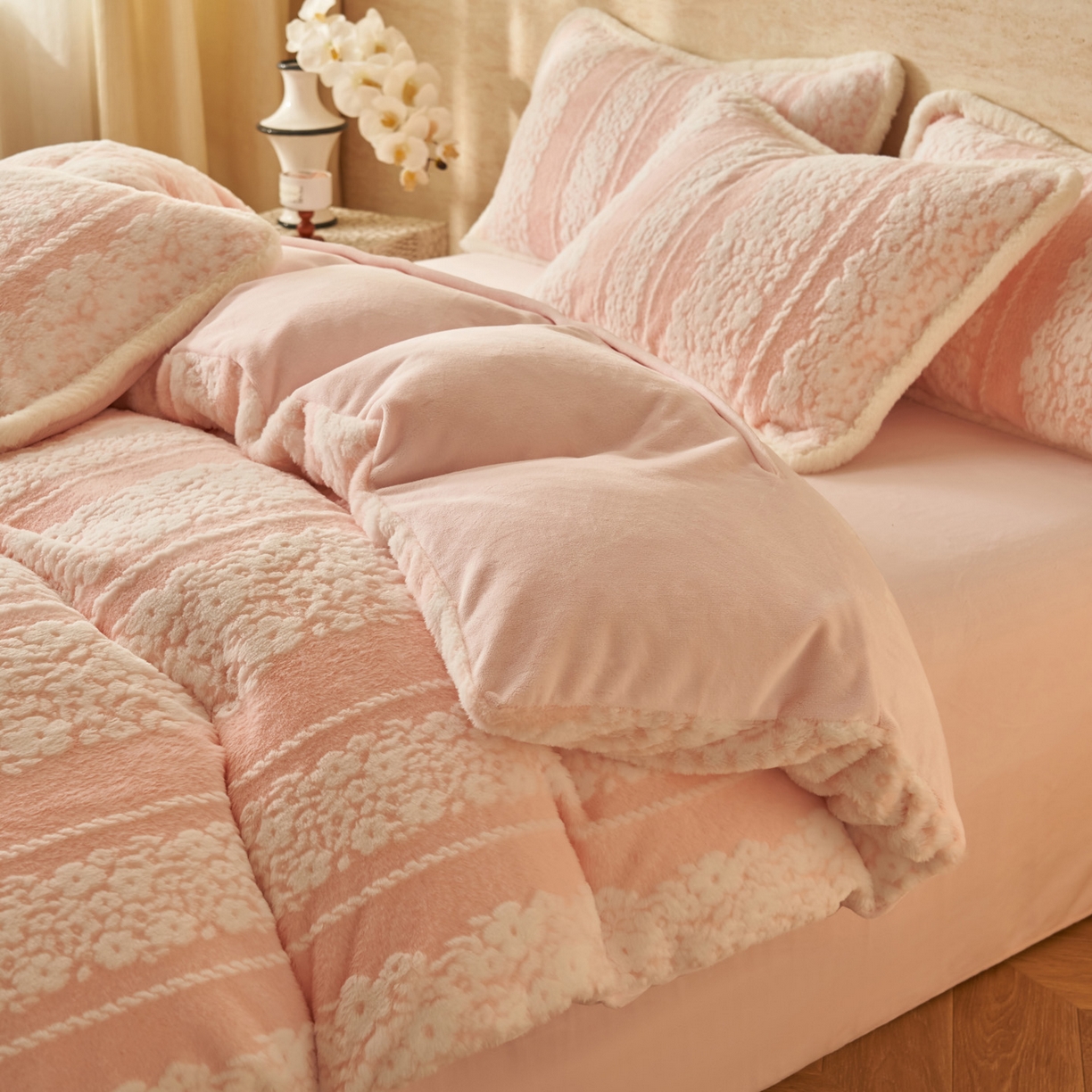 91家纺网 家纺一手货源 找家纺 寐绸家纺 2025秋冬新款350g兔毛雕花牛奶绒四件套 风铃