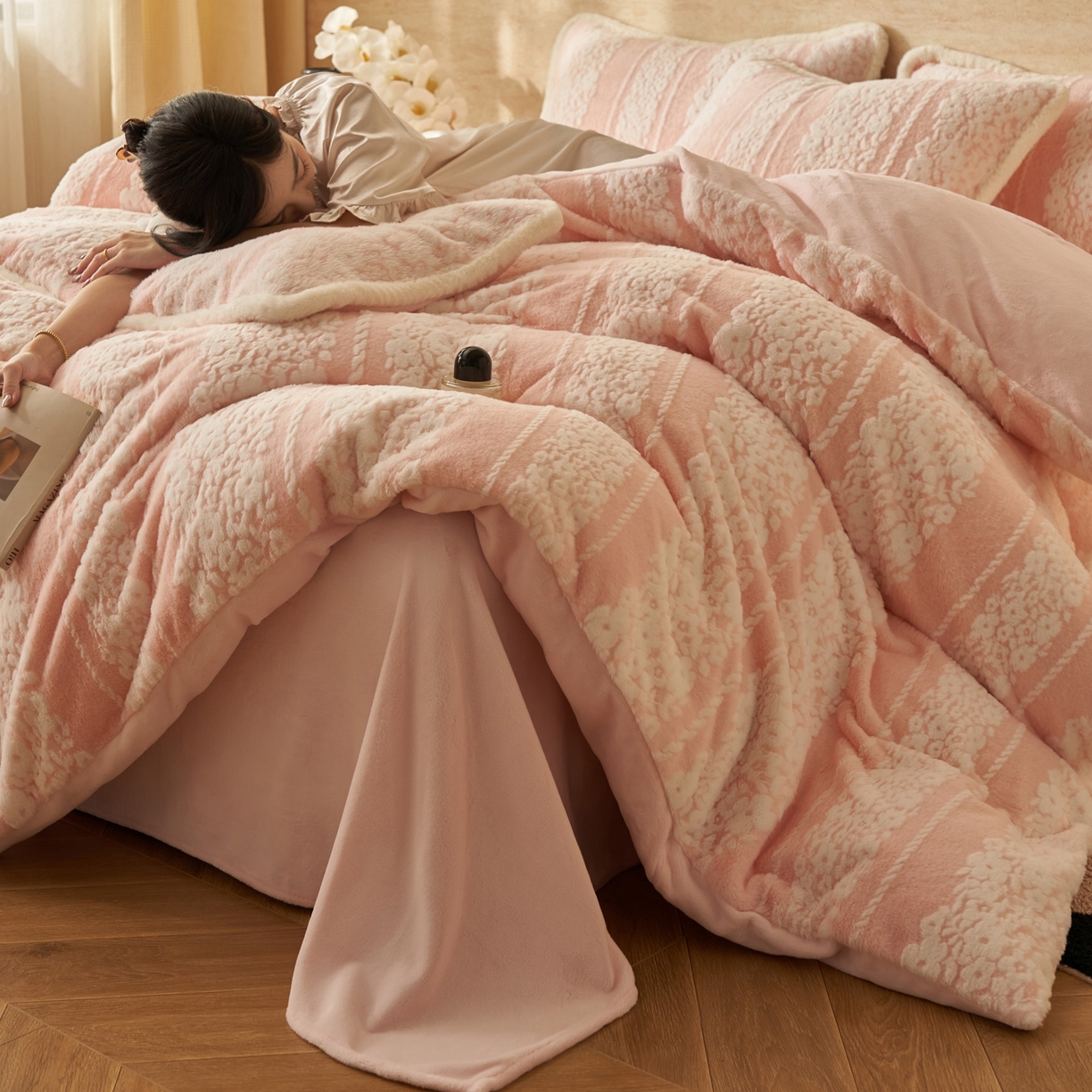 91家纺网 家纺一手货源 找家纺 寐绸家纺 2025秋冬新款350g兔毛雕花牛奶绒四件套 风铃