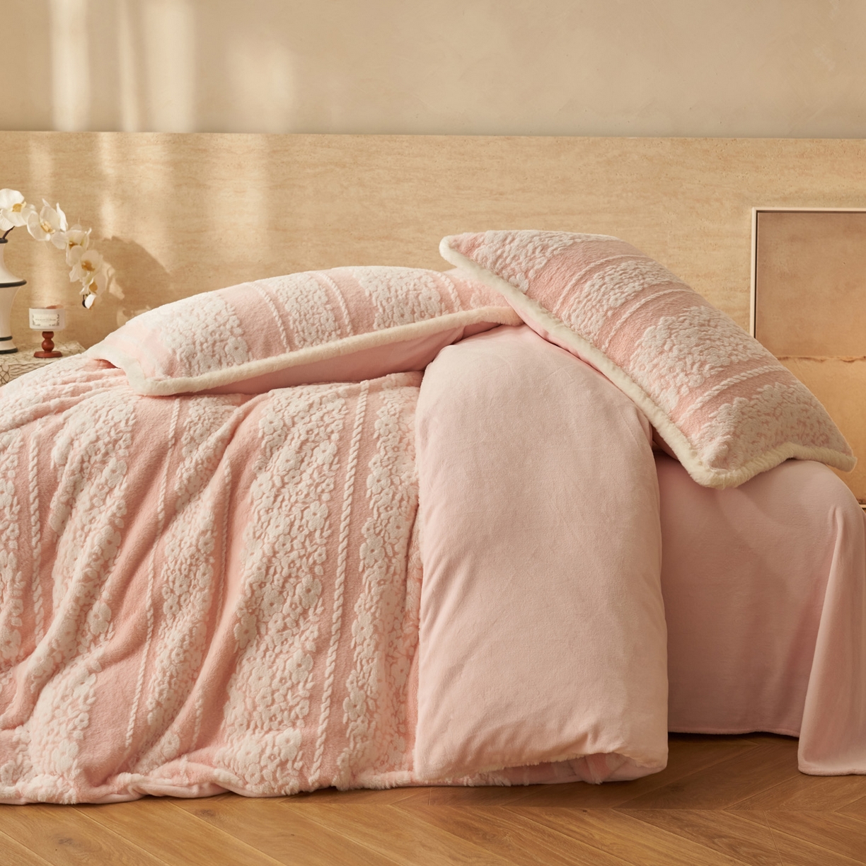 91家纺网 家纺一手货源 找家纺 寐绸家纺 2025秋冬新款350g兔毛雕花牛奶绒四件套 风铃