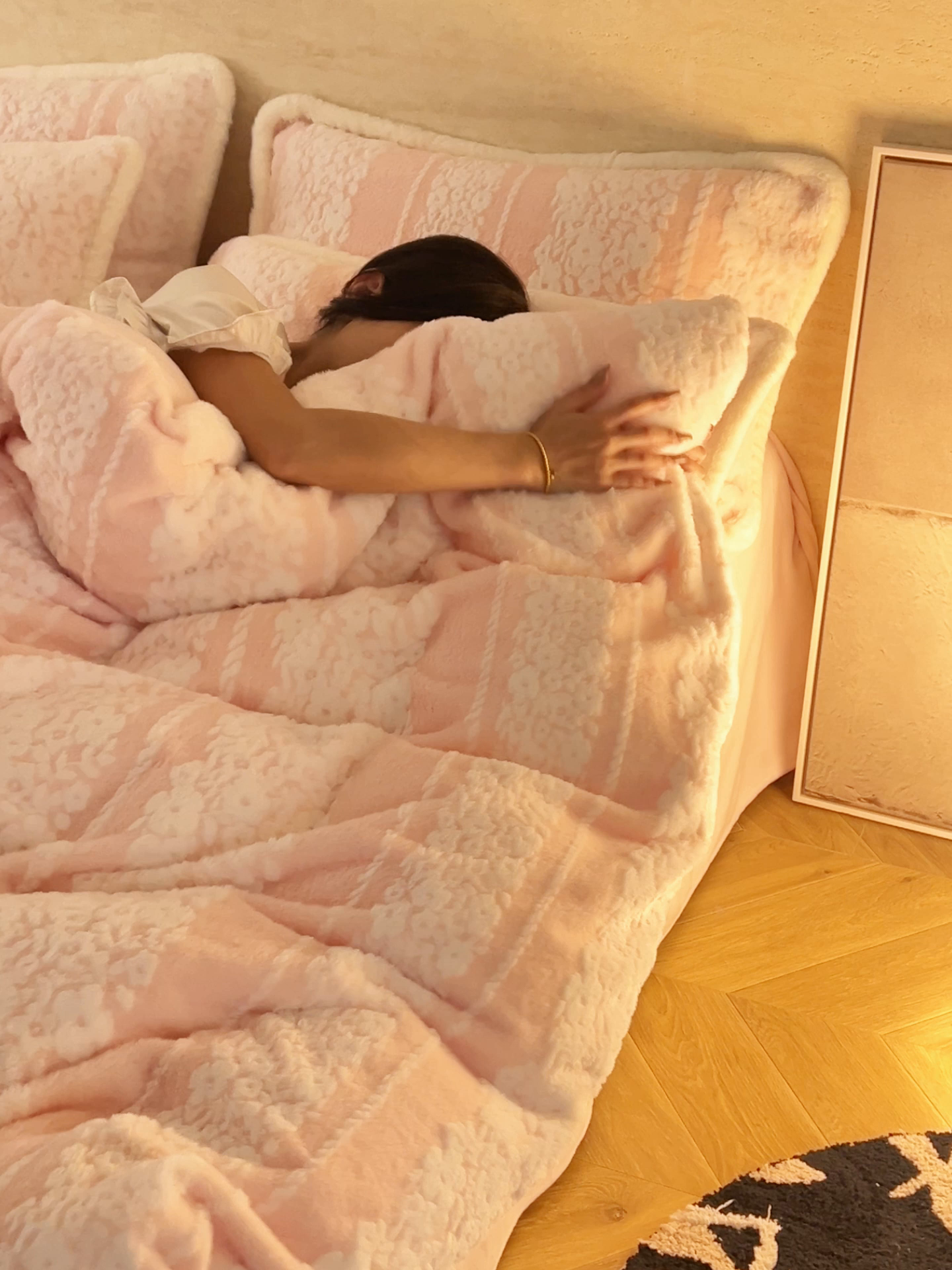 91家纺网 家纺一手货源 找家纺 寐绸家纺 2025秋冬新款350g兔毛雕花牛奶绒四件套 风铃