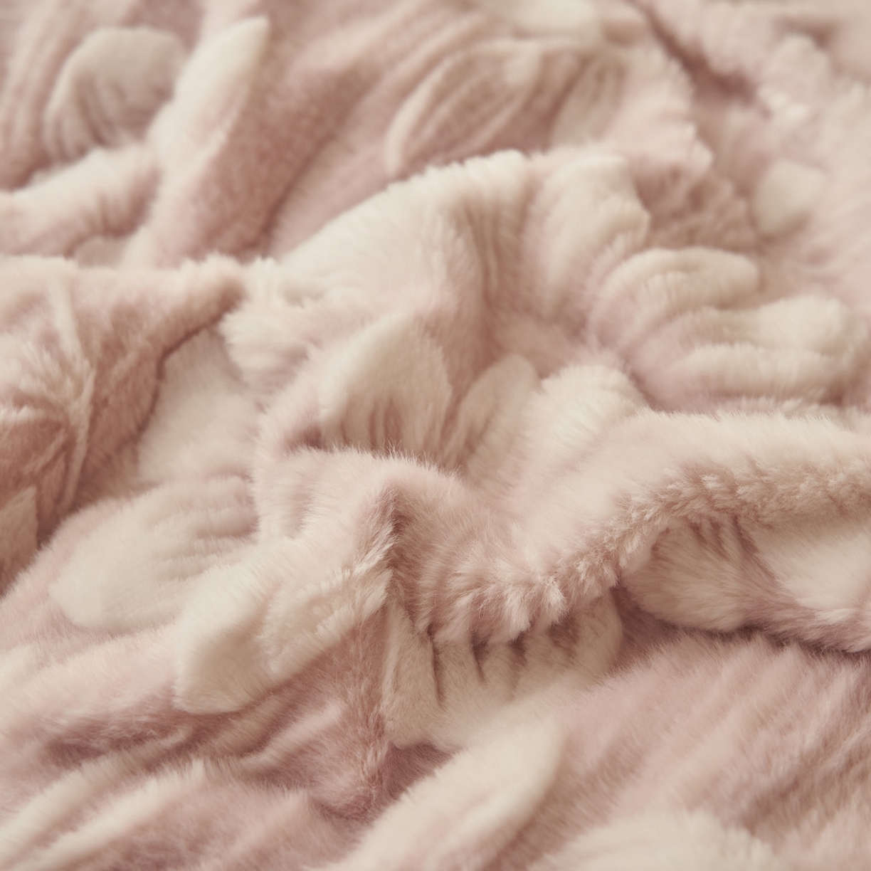 91家纺网 家纺一手货源 找家纺 寐绸家纺 2025秋冬新款350g兔毛雕花牛奶绒四件套 花简秘语