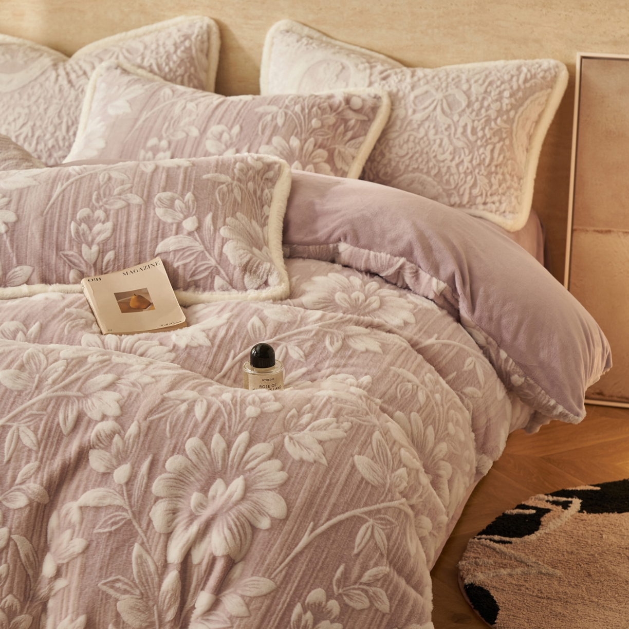 91家纺网 家纺一手货源 找家纺 寐绸家纺 2025秋冬新款350g兔毛雕花牛奶绒四件套 花简秘语