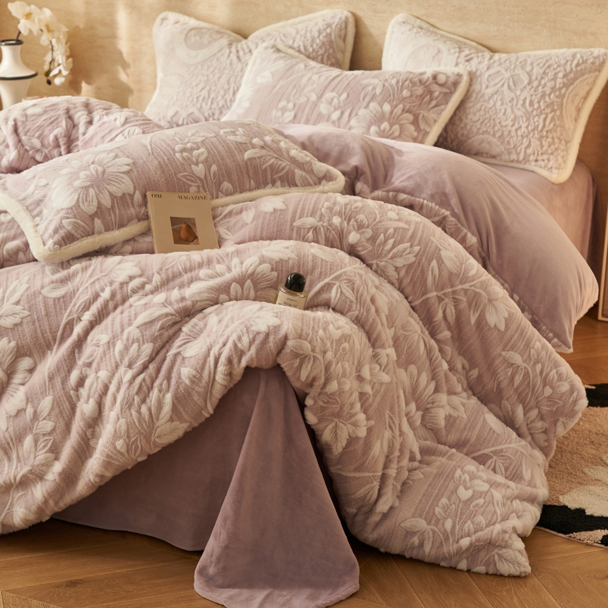 91家纺网 家纺一手货源 找家纺 寐绸家纺 2025秋冬新款350g兔毛雕花牛奶绒四件套 花简秘语