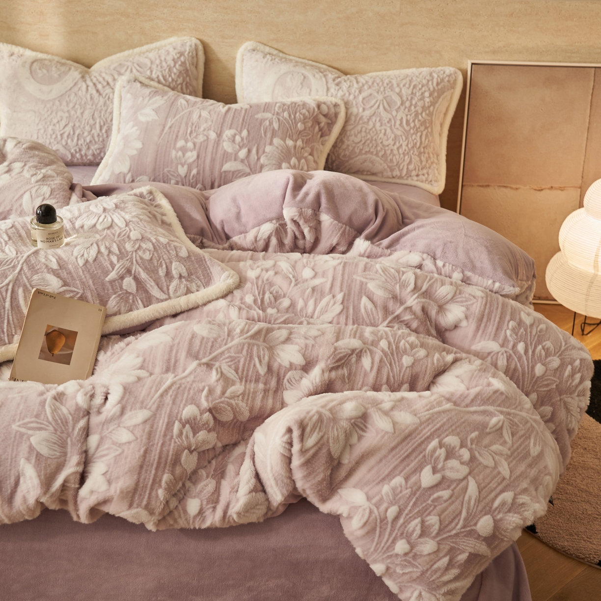 91家纺网 家纺一手货源 找家纺 寐绸家纺 2025秋冬新款350g兔毛雕花牛奶绒四件套 花简秘语