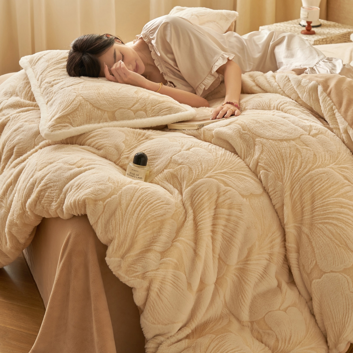 91家纺网 家纺一手货源 找家纺 寐绸家纺 2025秋冬新款350g兔毛雕花牛奶绒四件套 简爱