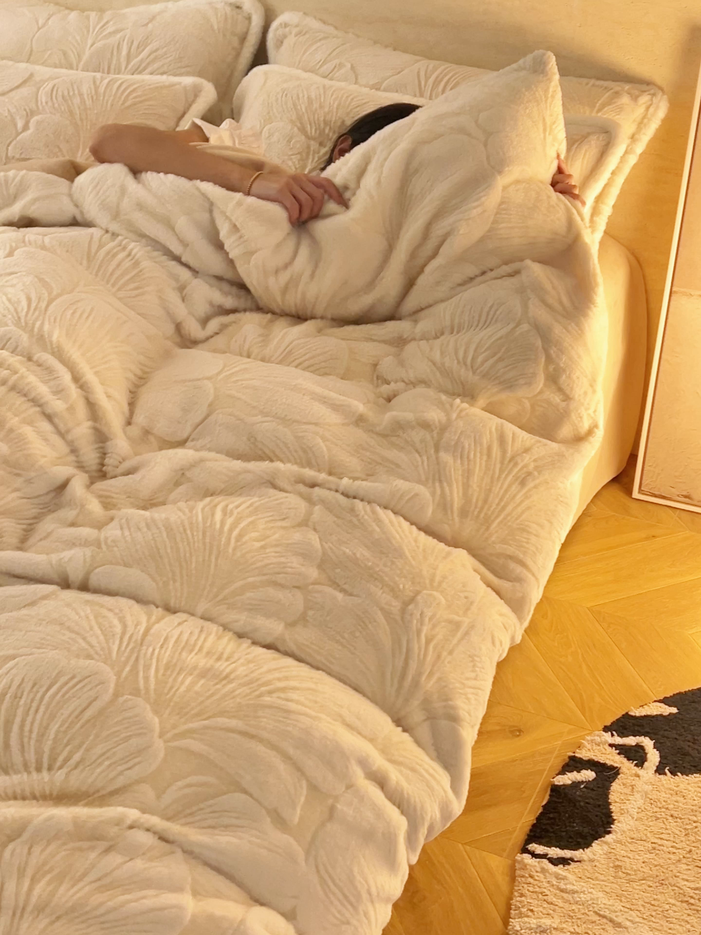 91家纺网 家纺一手货源 找家纺 寐绸家纺 2025秋冬新款350g兔毛雕花牛奶绒四件套 简爱