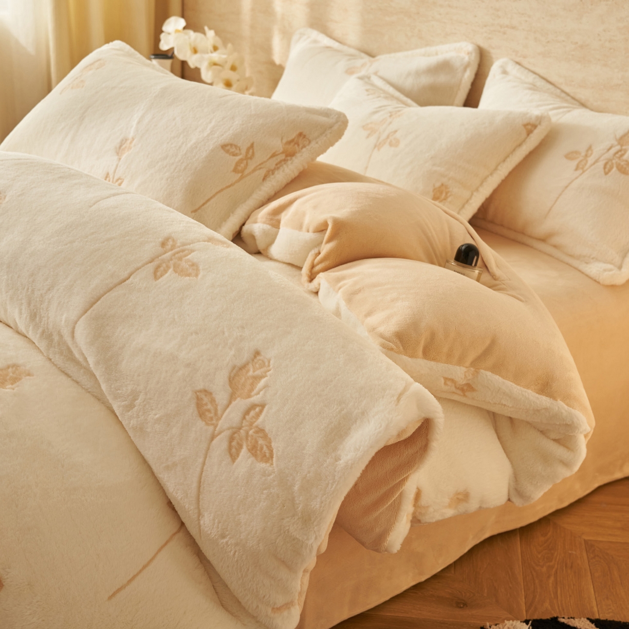 寐绸家纺 2025秋冬新款350g兔毛雕花牛奶绒四件套 铿锵玫瑰