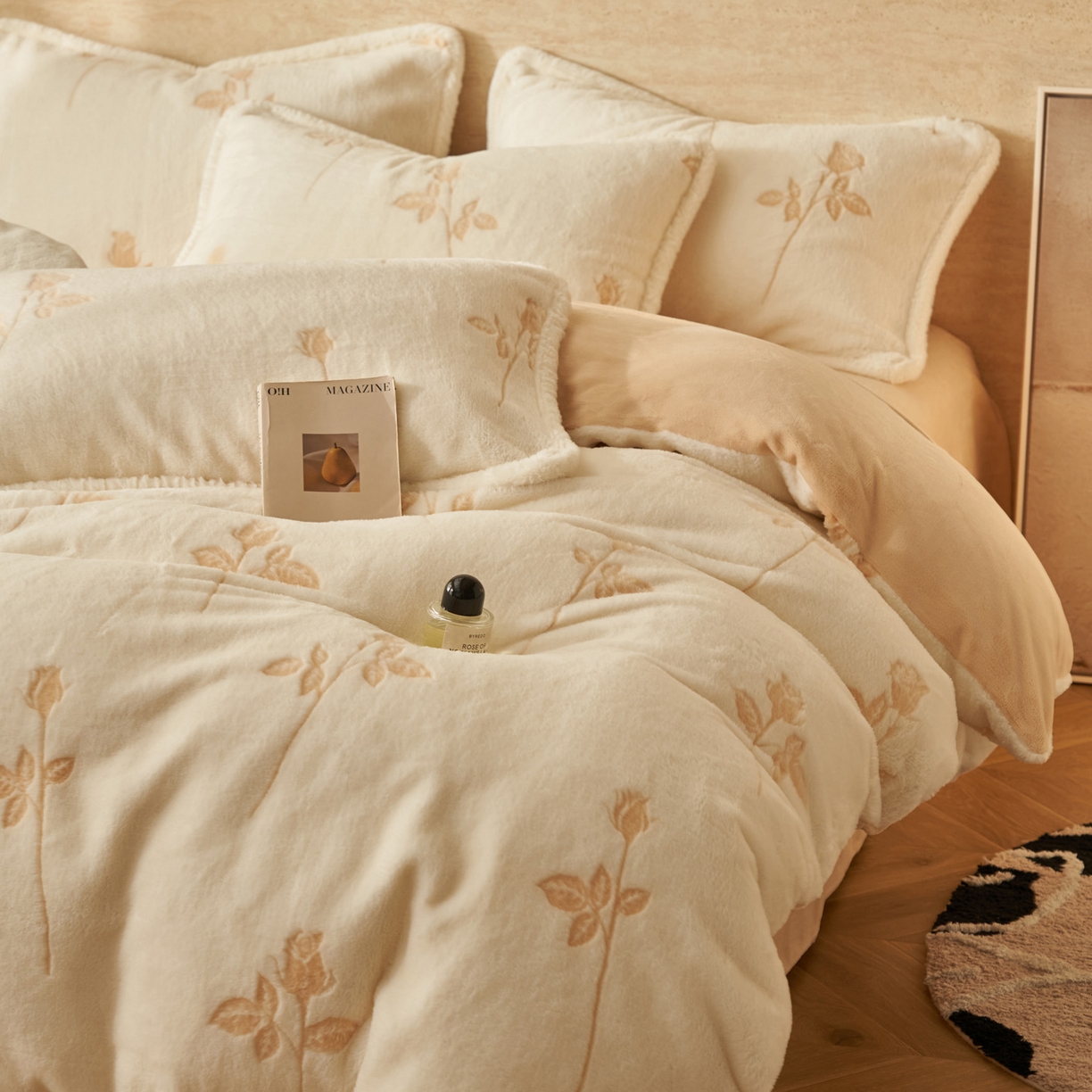 91家纺网 家纺一手货源 找家纺 寐绸家纺 2025秋冬新款350g兔毛雕花牛奶绒四件套 铿锵玫瑰