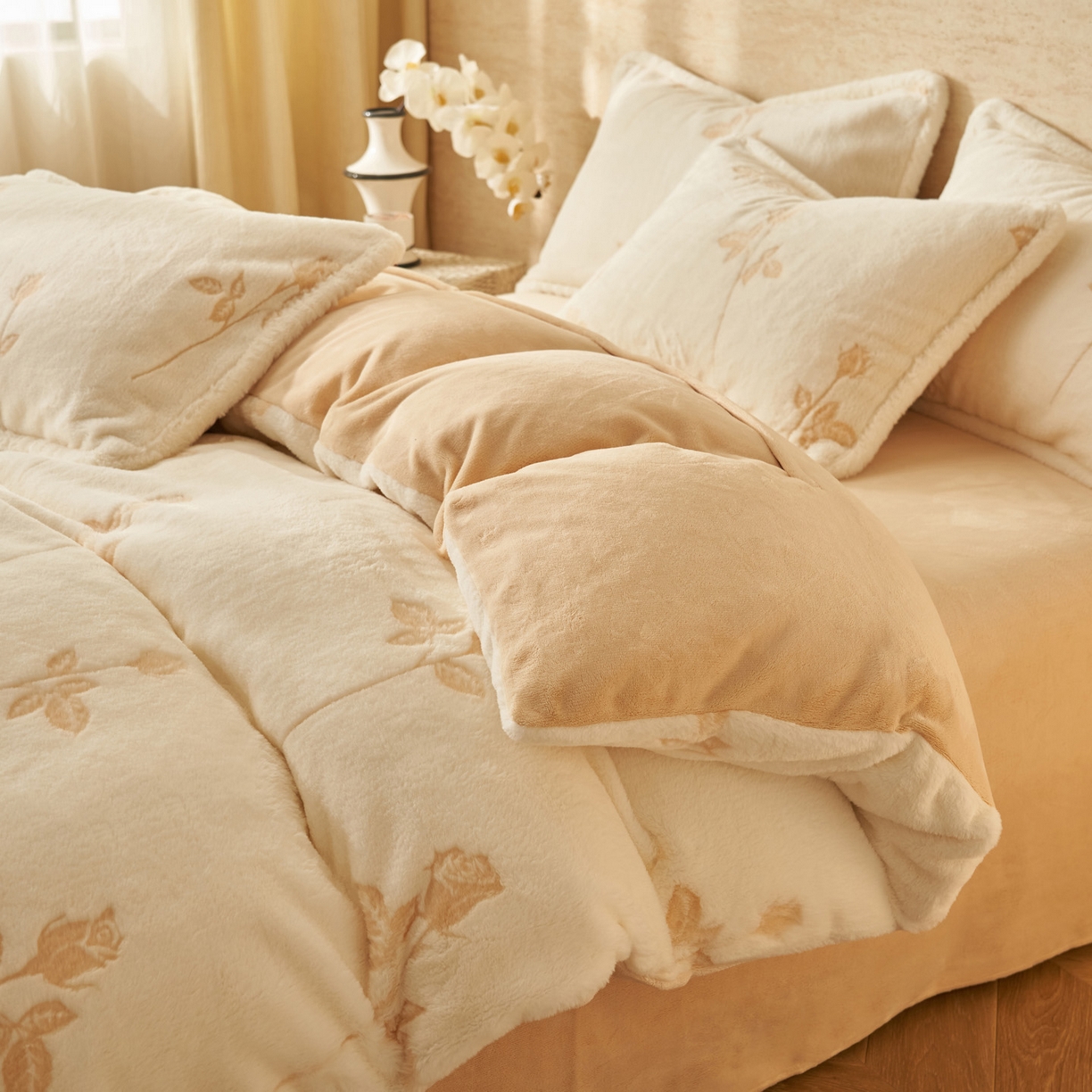 91家纺网 家纺一手货源 找家纺 寐绸家纺 2025秋冬新款350g兔毛雕花牛奶绒四件套 铿锵玫瑰