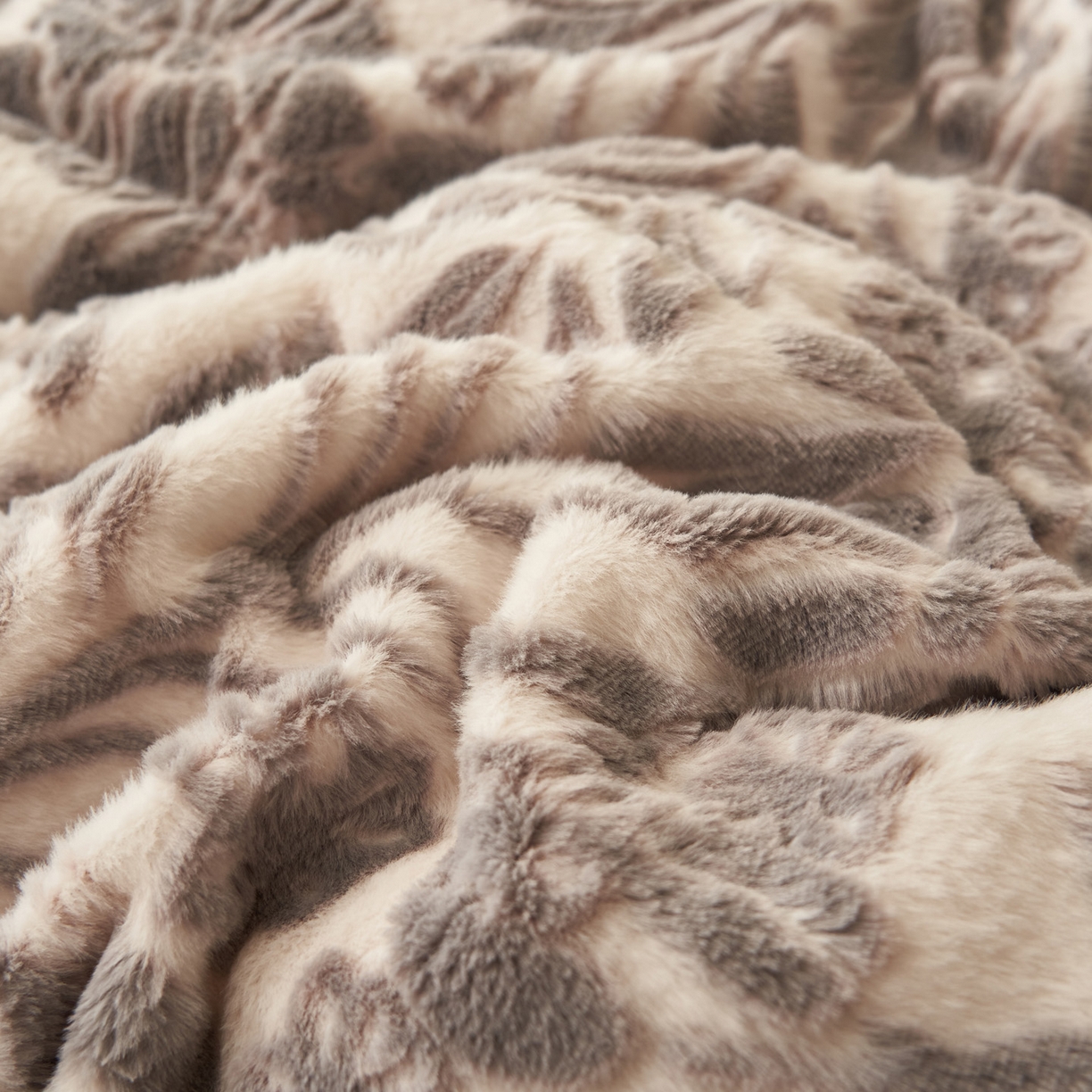 91家纺网 家纺一手货源 找家纺 寐绸家纺 2025秋冬新款350g兔毛雕花牛奶绒四件套 秘境