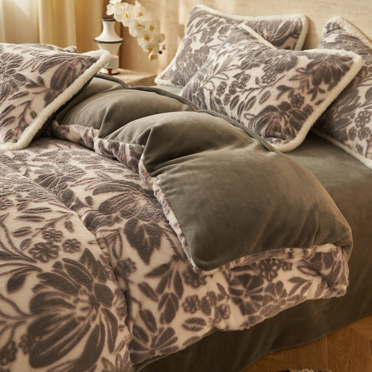 91家纺网 家纺一手货源 找家纺 寐绸家纺 2025秋冬新款350g兔毛雕花牛奶绒四件套 秘境