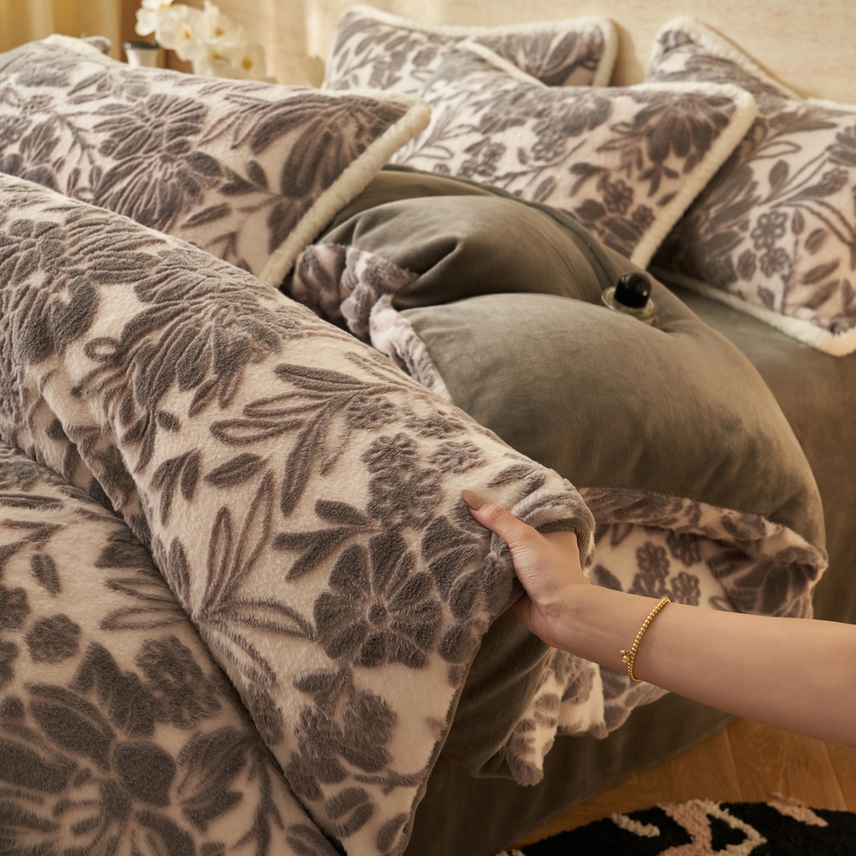 91家纺网 家纺一手货源 找家纺 寐绸家纺 2025秋冬新款350g兔毛雕花牛奶绒四件套 秘境