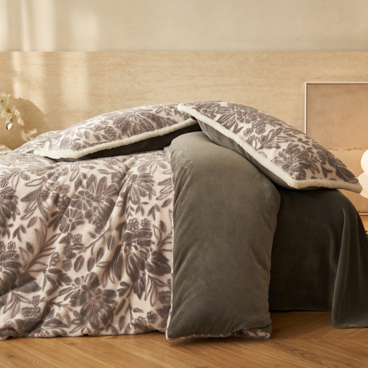 91家纺网 家纺一手货源 找家纺 寐绸家纺 2025秋冬新款350g兔毛雕花牛奶绒四件套 秘境