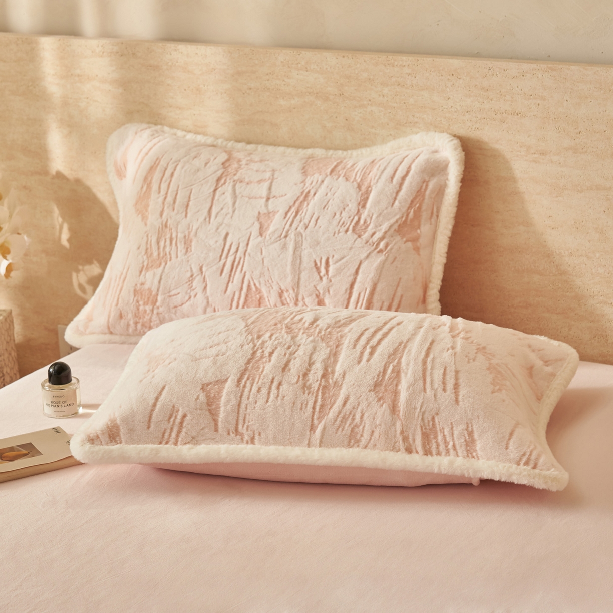 91家纺网 家纺一手货源 找家纺 寐绸家纺 2025秋冬新款350g兔毛雕花牛奶绒四件套 炫彩-粉