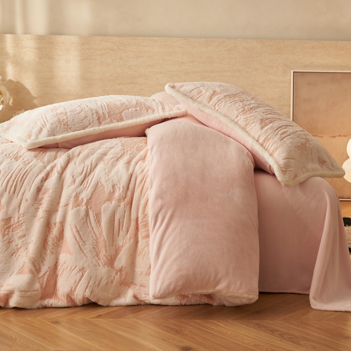 91家纺网 家纺一手货源 找家纺 寐绸家纺 2025秋冬新款350g兔毛雕花牛奶绒四件套 炫彩-粉