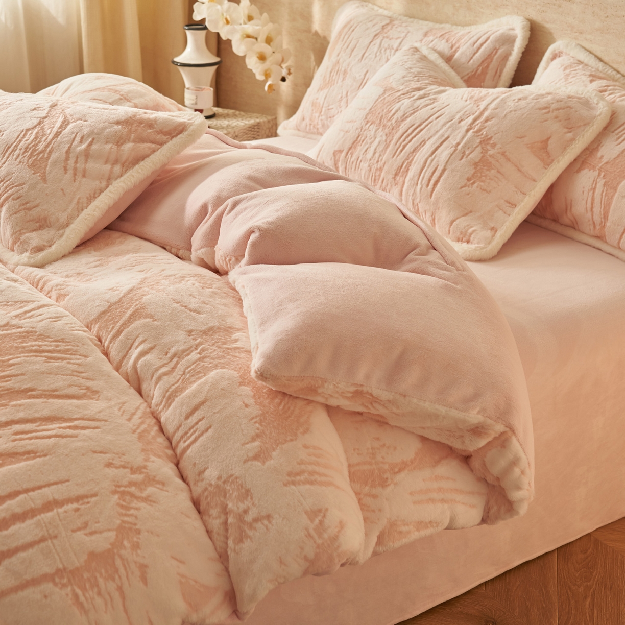 91家纺网 家纺一手货源 找家纺 寐绸家纺 2025秋冬新款350g兔毛雕花牛奶绒四件套 炫彩-粉