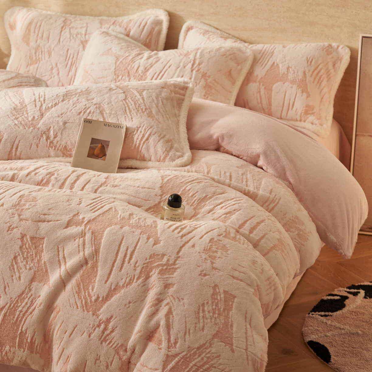 91家纺网 家纺一手货源 找家纺 寐绸家纺 2025秋冬新款350g兔毛雕花牛奶绒四件套 炫彩-粉