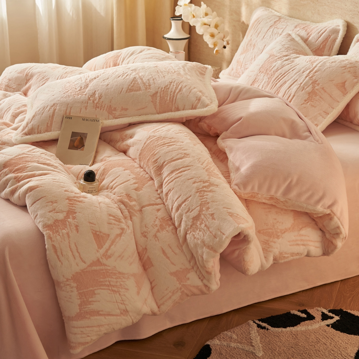 91家纺网 家纺一手货源 找家纺 寐绸家纺 2025秋冬新款350g兔毛雕花牛奶绒四件套 炫彩-粉