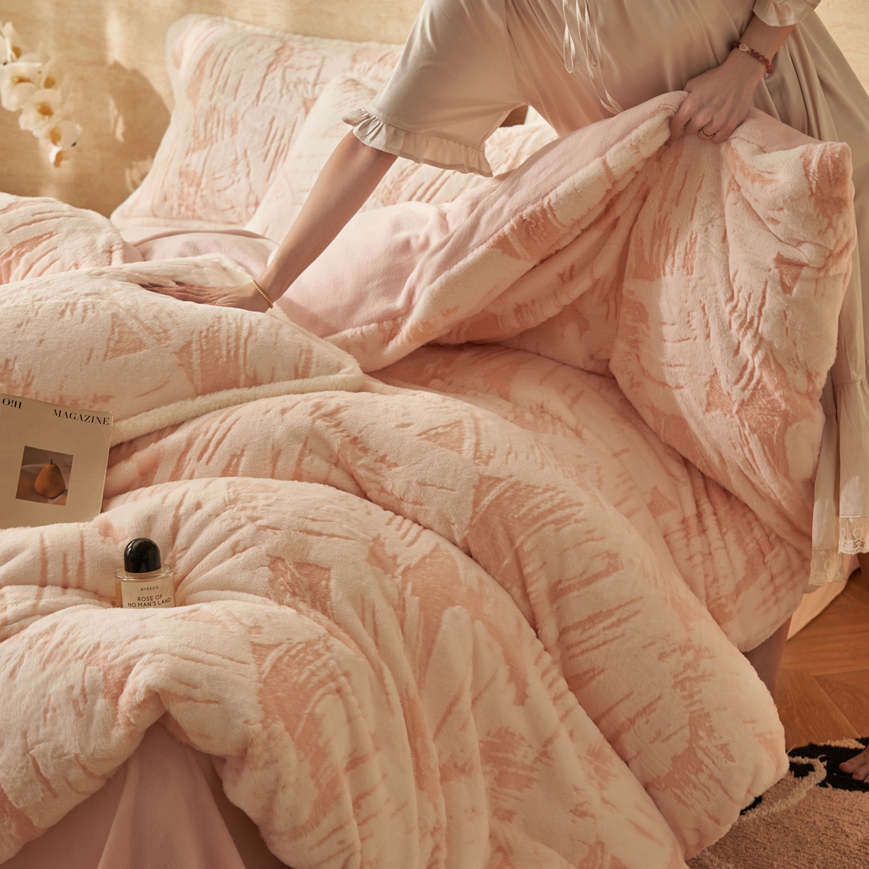 91家纺网 家纺一手货源 找家纺 寐绸家纺 2025秋冬新款350g兔毛雕花牛奶绒四件套 炫彩-粉