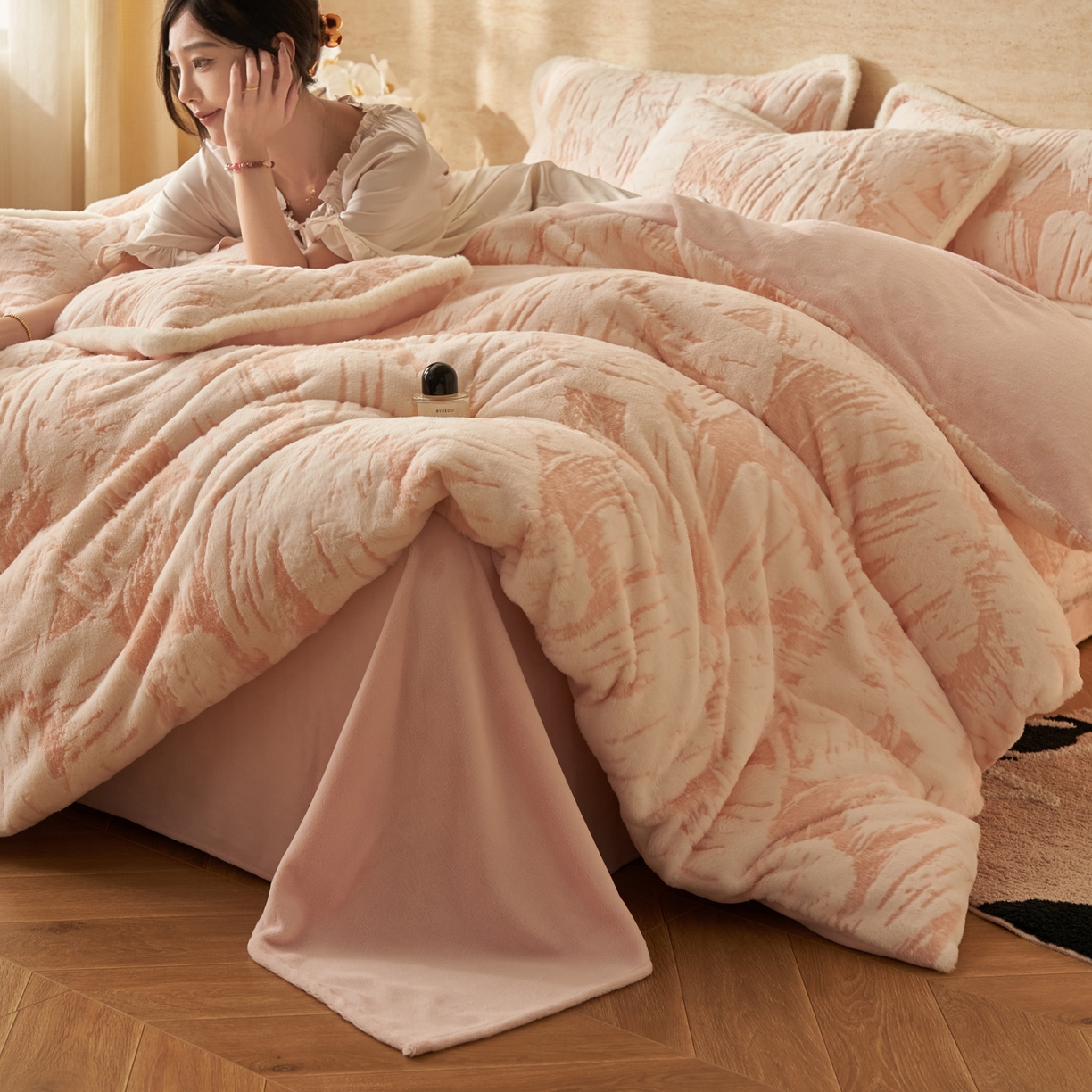 91家纺网 家纺一手货源 找家纺 寐绸家纺 2025秋冬新款350g兔毛雕花牛奶绒四件套 炫彩-粉