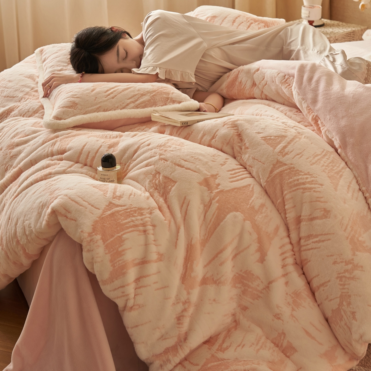 91家纺网 家纺一手货源 找家纺 寐绸家纺 2025秋冬新款350g兔毛雕花牛奶绒四件套 炫彩-粉