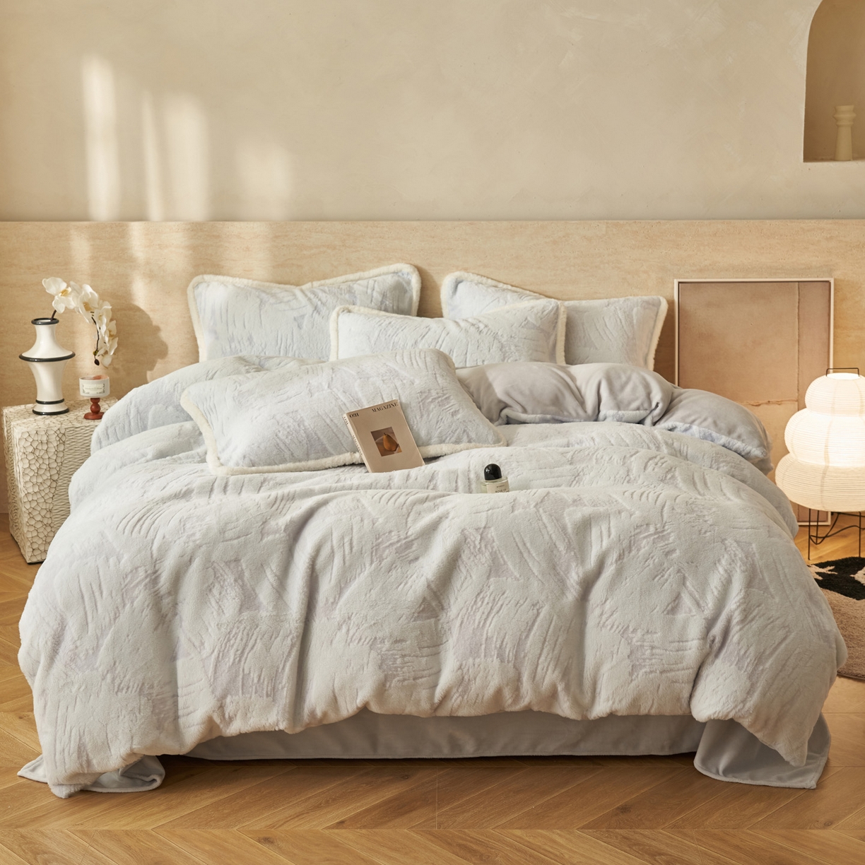 91家纺网 家纺一手货源 找家纺 寐绸家纺 2025秋冬新款350g兔毛雕花牛奶绒四件套 炫彩-灰