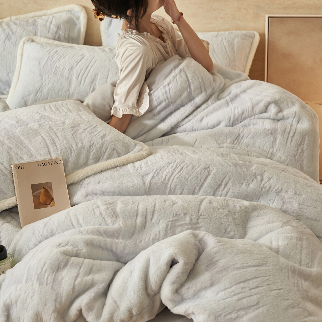 91家纺网 家纺一手货源 找家纺 寐绸家纺 2025秋冬新款350g兔毛雕花牛奶绒四件套 炫彩-灰