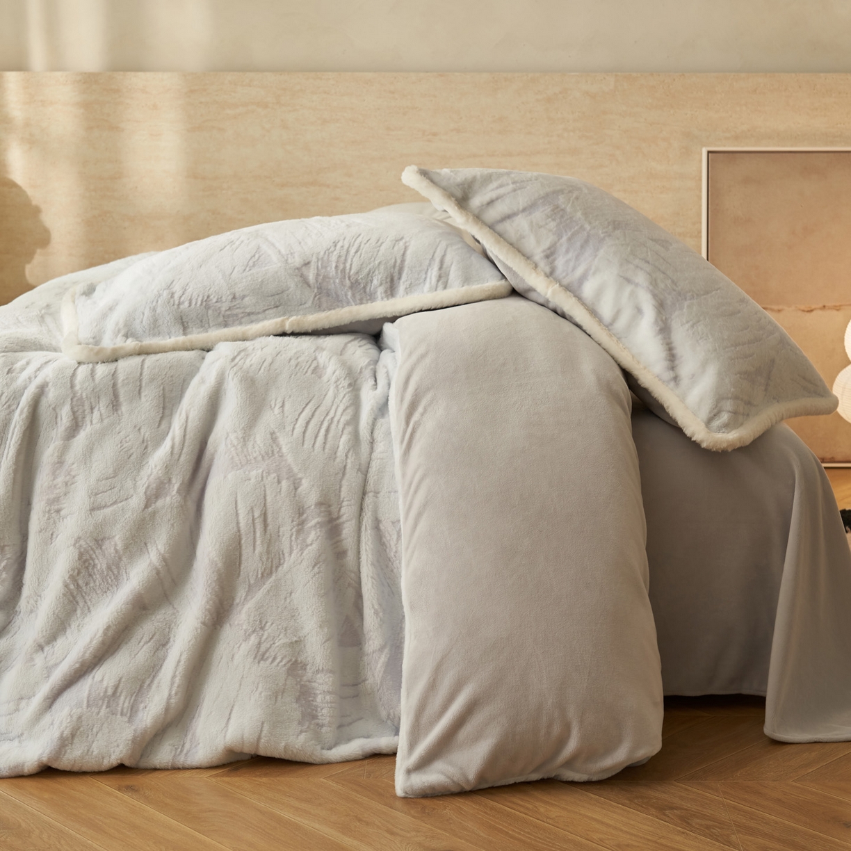 91家纺网 家纺一手货源 找家纺 寐绸家纺 2025秋冬新款350g兔毛雕花牛奶绒四件套 炫彩-灰