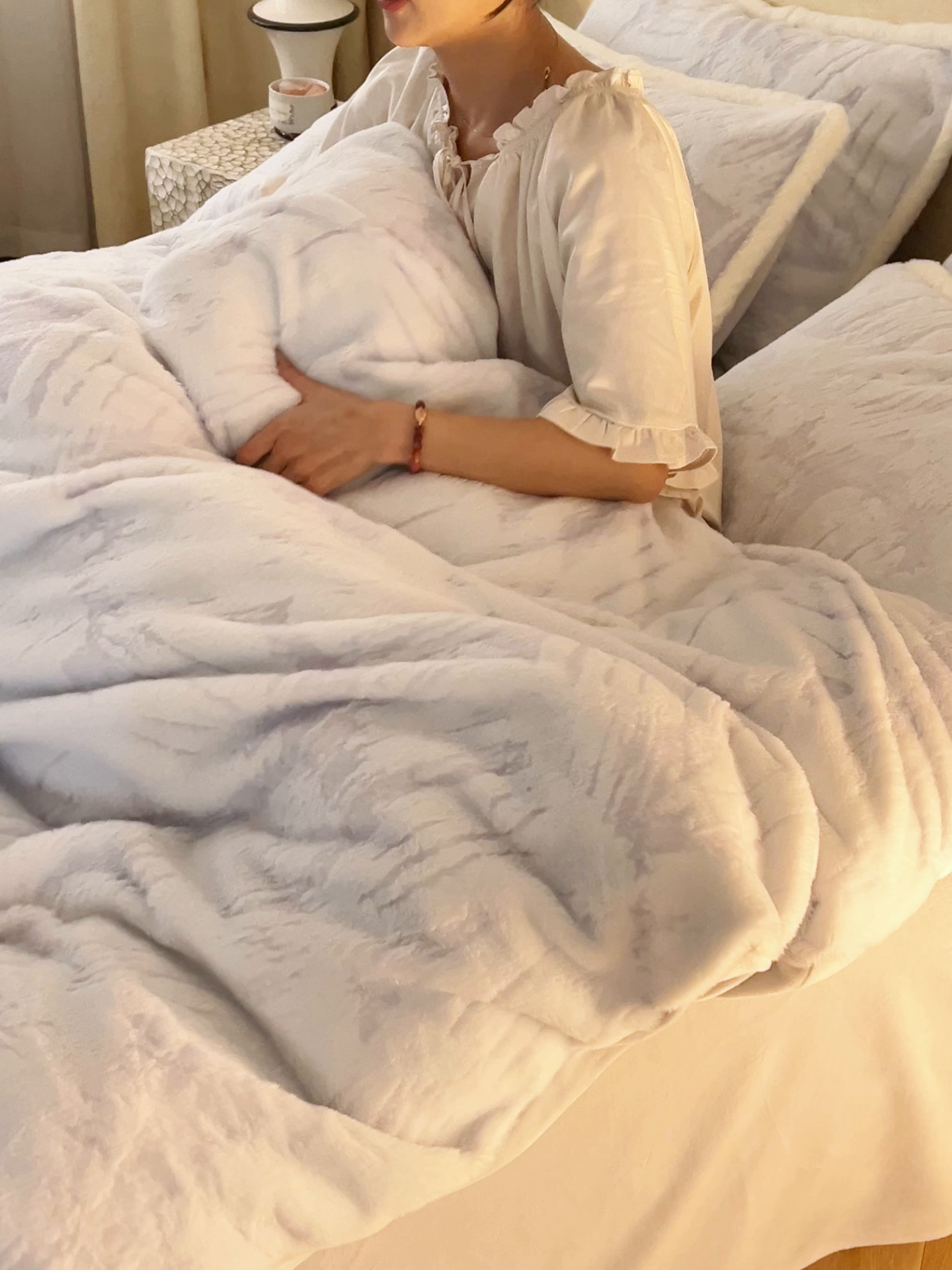 91家纺网 家纺一手货源 找家纺 寐绸家纺 2025秋冬新款350g兔毛雕花牛奶绒四件套 炫彩-灰