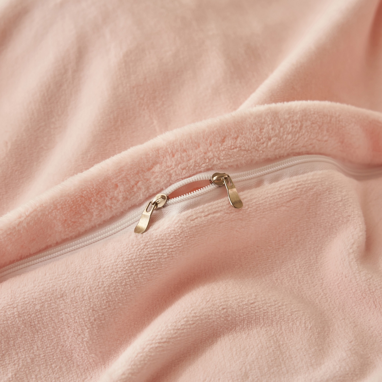 91家纺网 家纺一手货源 找家纺 寐绸家纺 2025秋冬新款350g兔毛雕花牛奶绒四件套 羽蝶