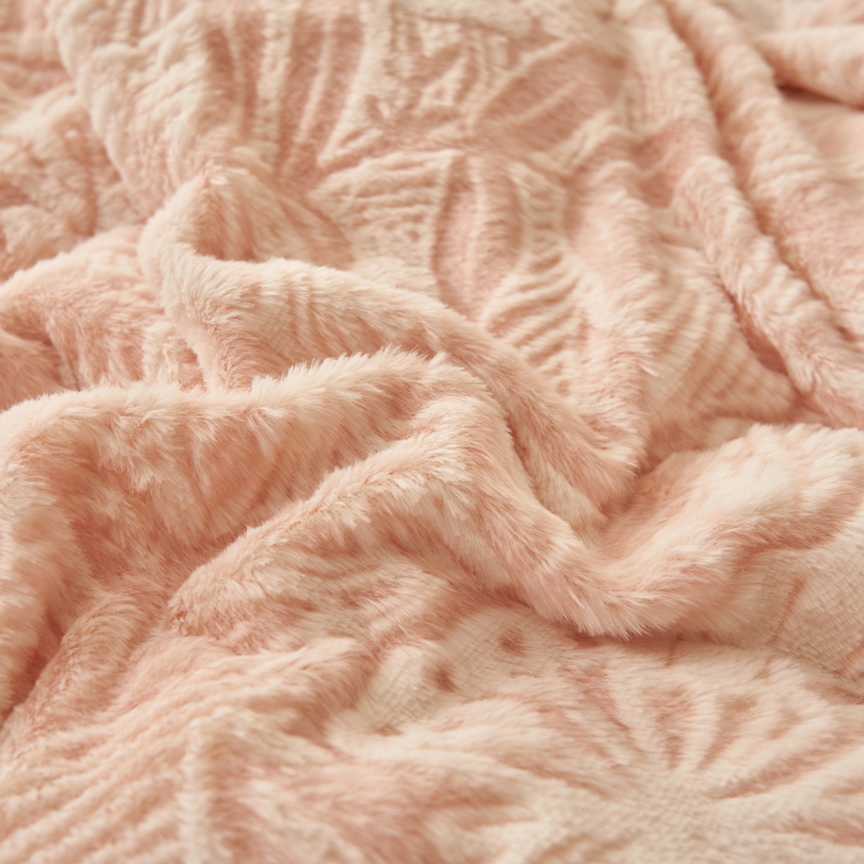 91家纺网 家纺一手货源 找家纺 寐绸家纺 2025秋冬新款350g兔毛雕花牛奶绒四件套 羽蝶