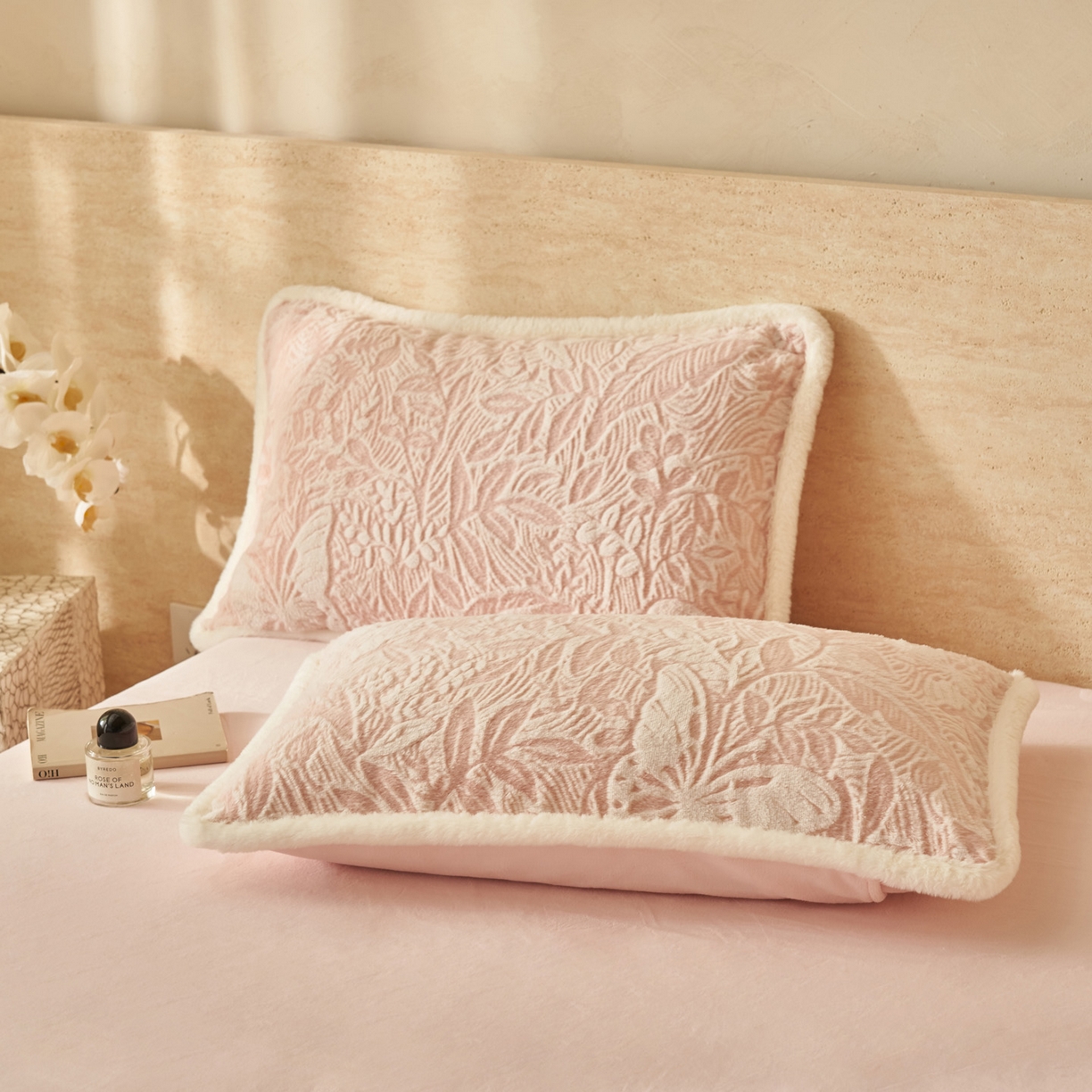 91家纺网 家纺一手货源 找家纺 寐绸家纺 2025秋冬新款350g兔毛雕花牛奶绒四件套 羽蝶