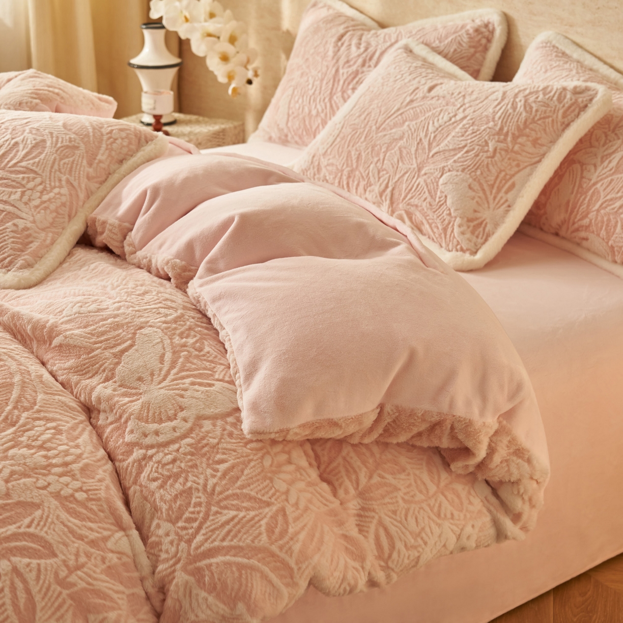 91家纺网 家纺一手货源 找家纺 寐绸家纺 2025秋冬新款350g兔毛雕花牛奶绒四件套 羽蝶