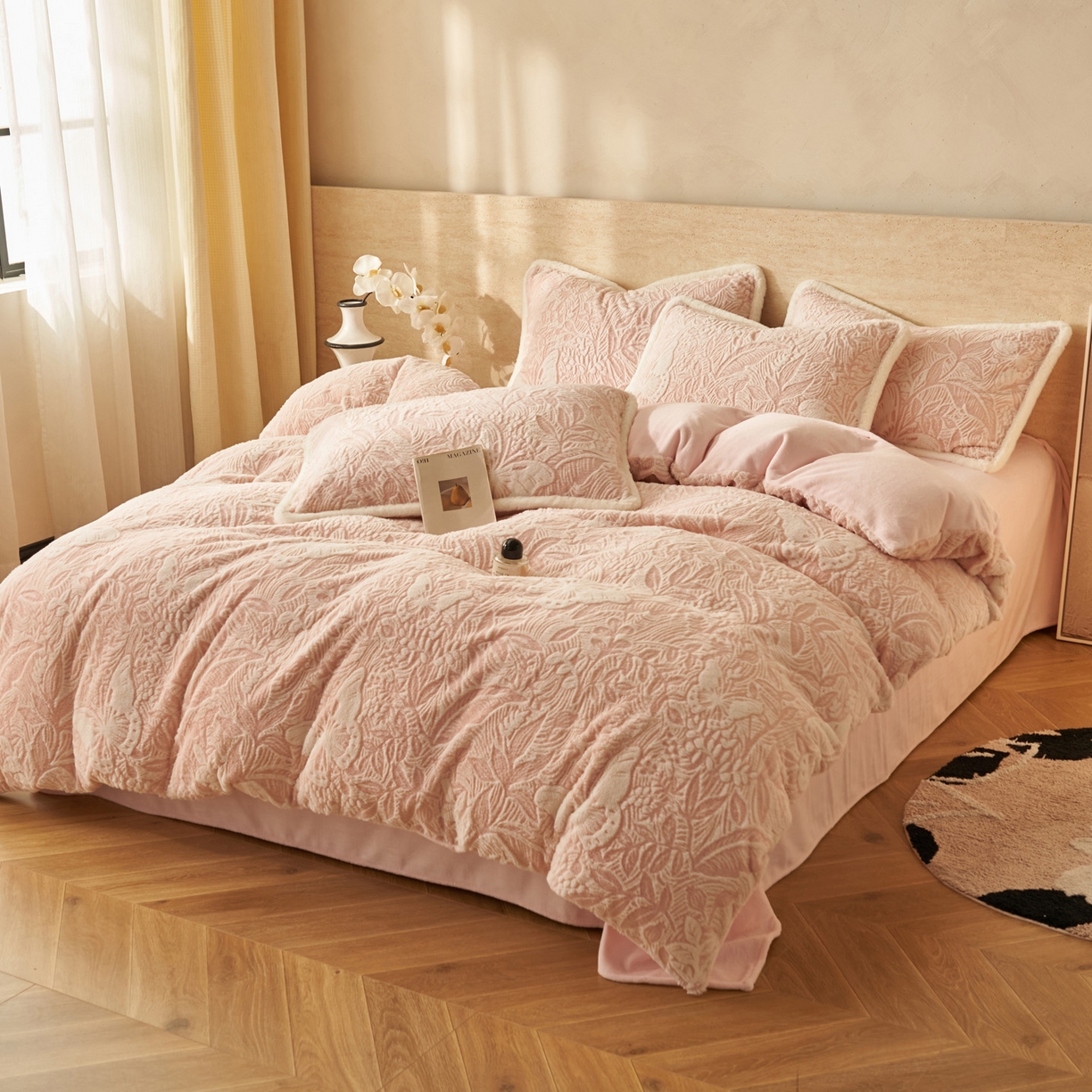 91家纺网 家纺一手货源 找家纺 寐绸家纺 2025秋冬新款350g兔毛雕花牛奶绒四件套 羽蝶