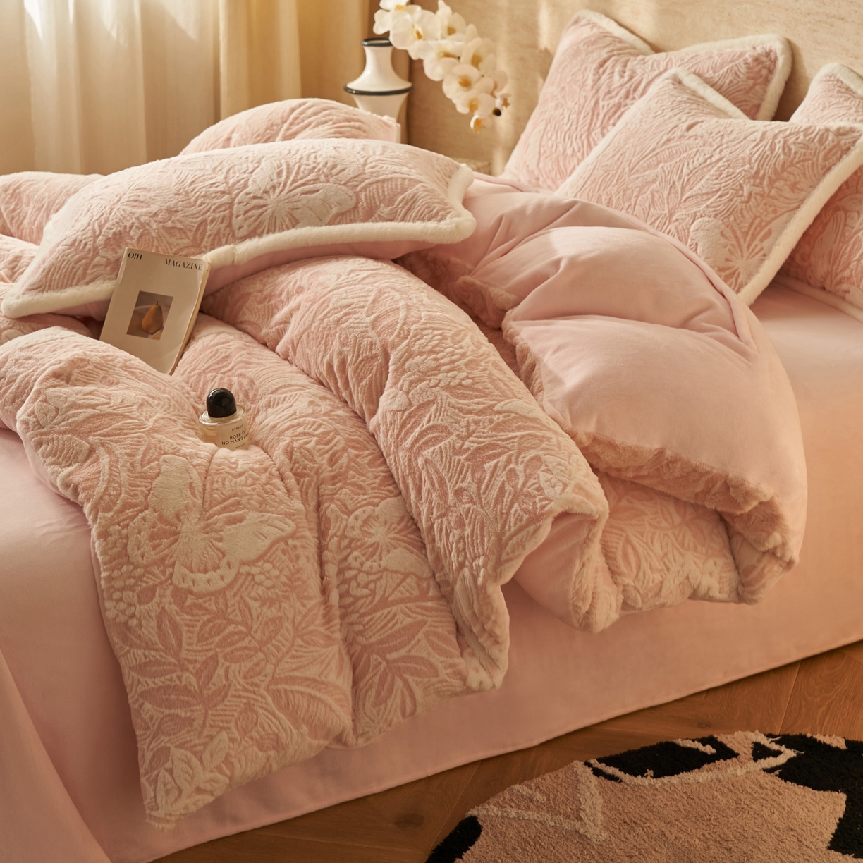 91家纺网 家纺一手货源 找家纺 寐绸家纺 2025秋冬新款350g兔毛雕花牛奶绒四件套 羽蝶