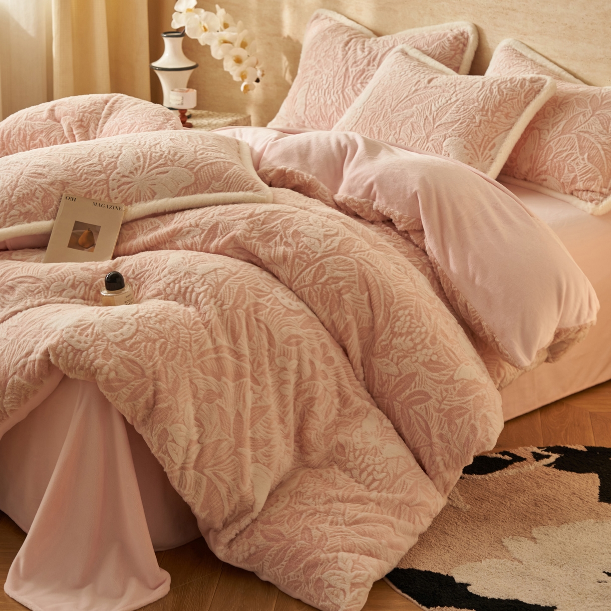 91家纺网 家纺一手货源 找家纺 寐绸家纺 2025秋冬新款350g兔毛雕花牛奶绒四件套 羽蝶