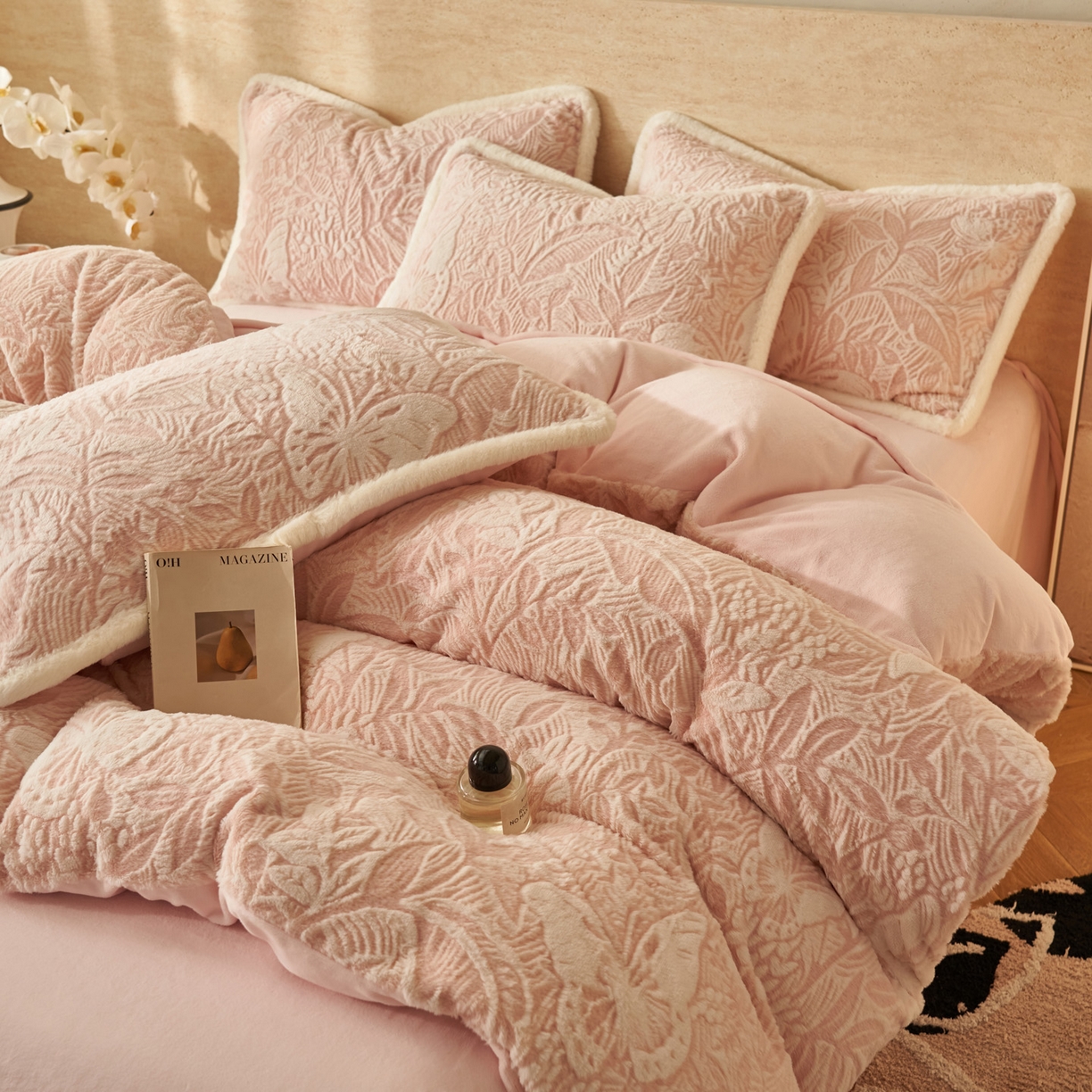 91家纺网 家纺一手货源 找家纺 寐绸家纺 2025秋冬新款350g兔毛雕花牛奶绒四件套 羽蝶