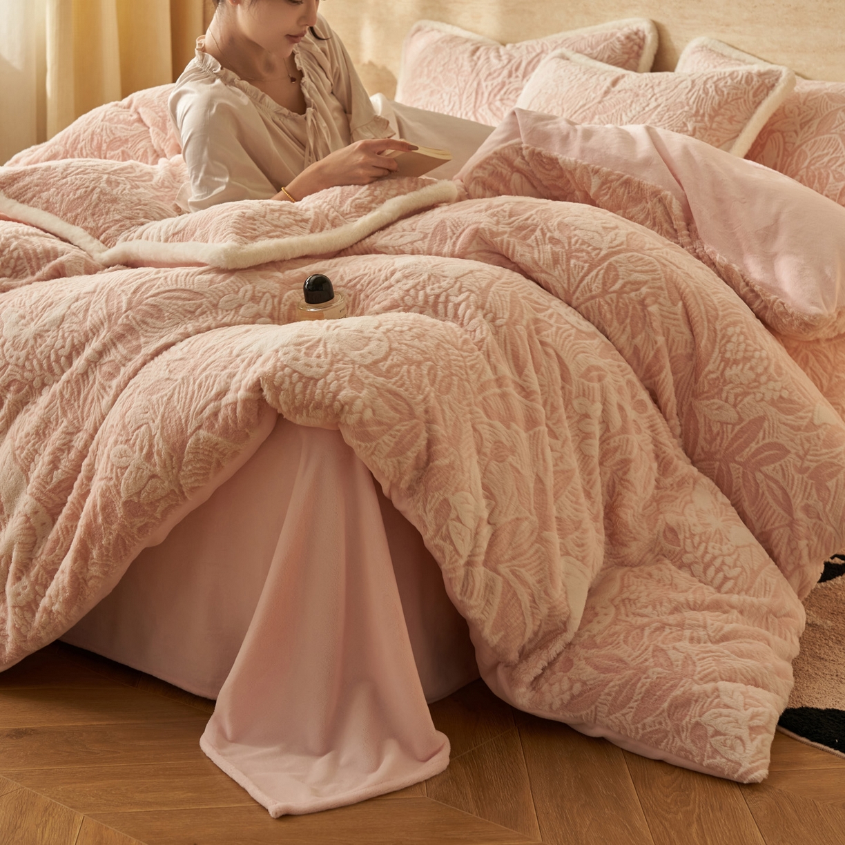 91家纺网 家纺一手货源 找家纺 寐绸家纺 2025秋冬新款350g兔毛雕花牛奶绒四件套 羽蝶