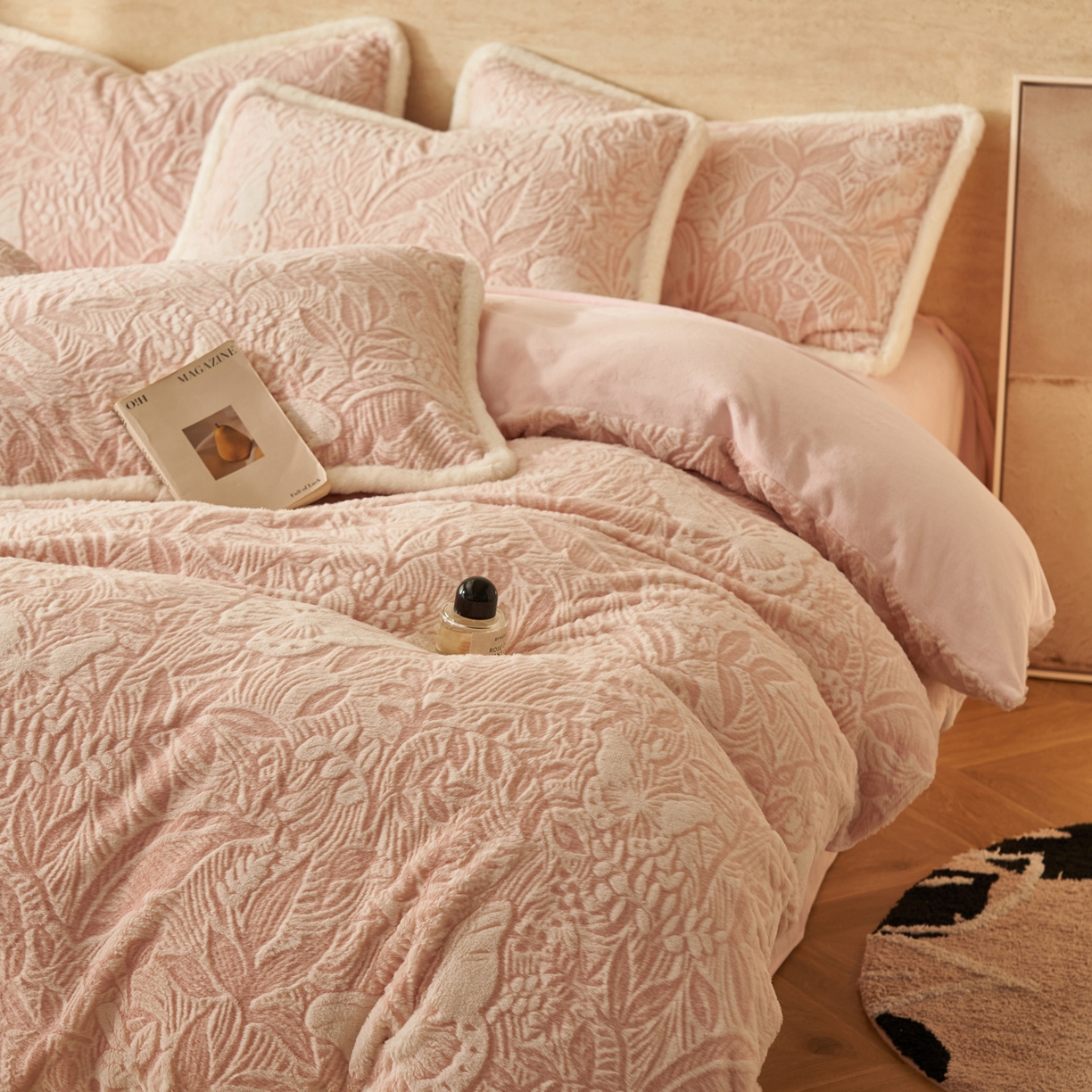 91家纺网 家纺一手货源 找家纺 寐绸家纺 2025秋冬新款350g兔毛雕花牛奶绒四件套 羽蝶