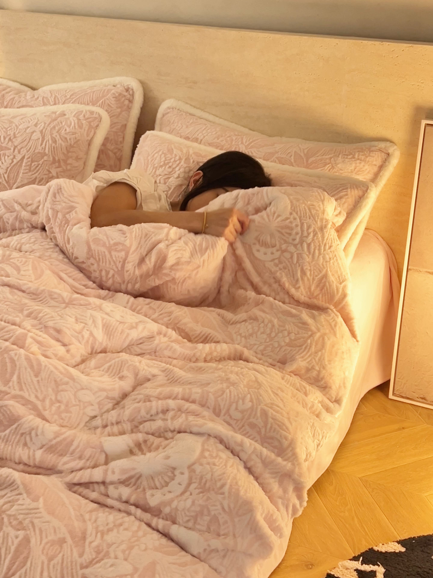 91家纺网 家纺一手货源 找家纺 寐绸家纺 2025秋冬新款350g兔毛雕花牛奶绒四件套 羽蝶