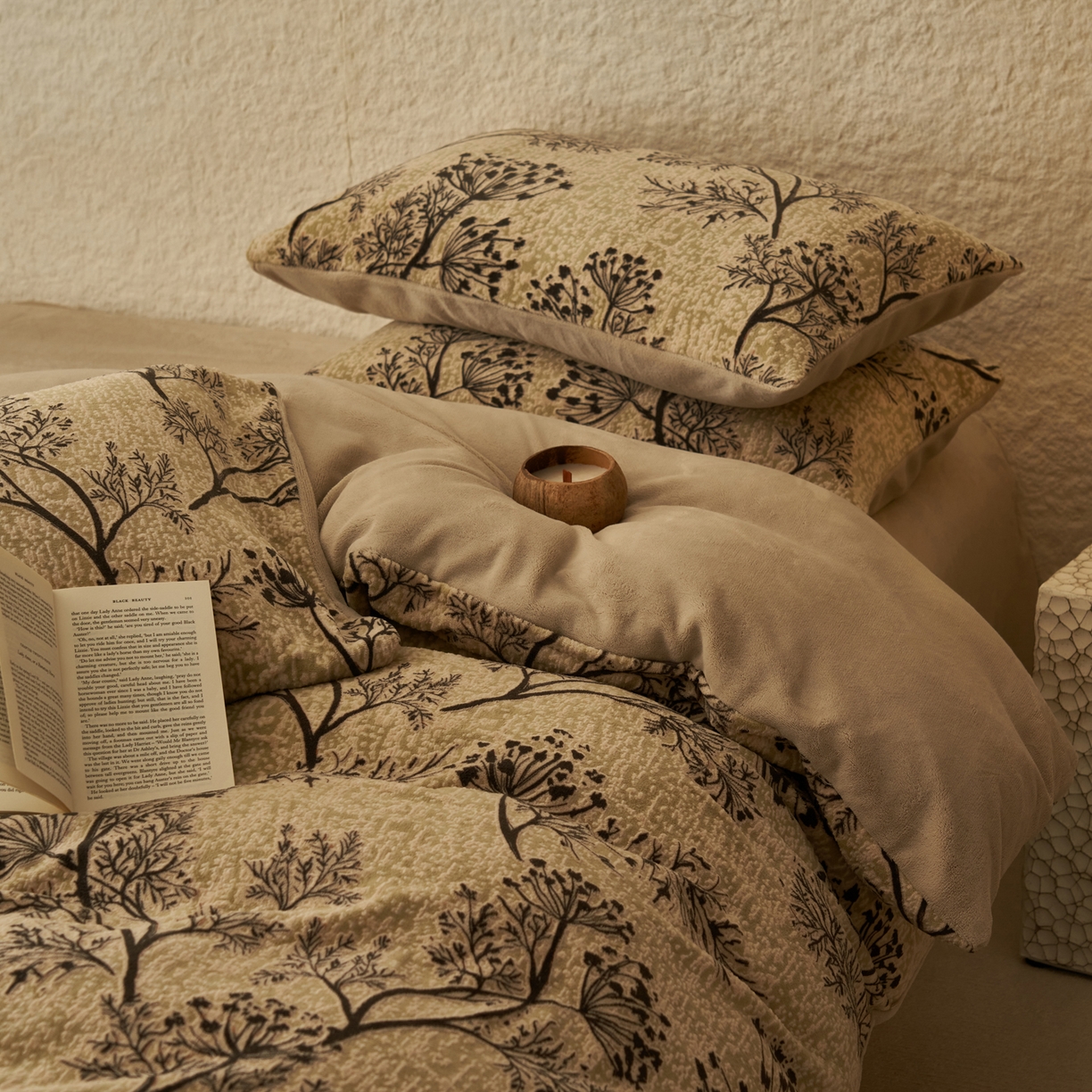 91家纺网 家纺一手货源 找家纺 （总）寐绸家纺 2025秋冬新款230g中古风牛奶绒雕花四件套