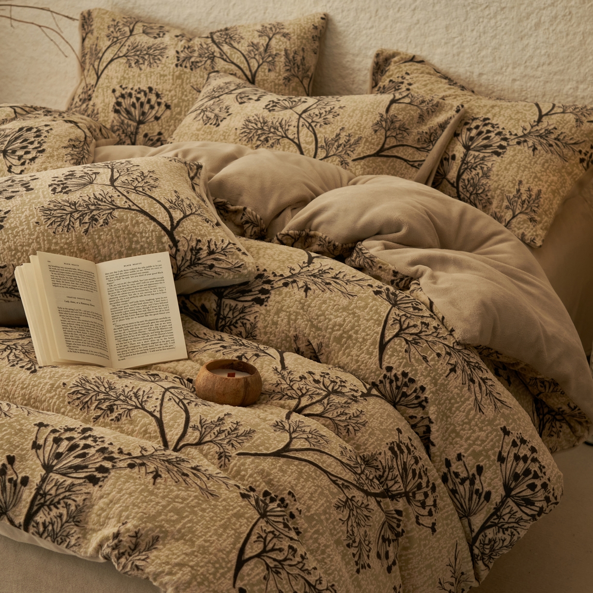 91家纺网 家纺一手货源 找家纺 （总）寐绸家纺 2025秋冬新款230g中古风牛奶绒雕花四件套