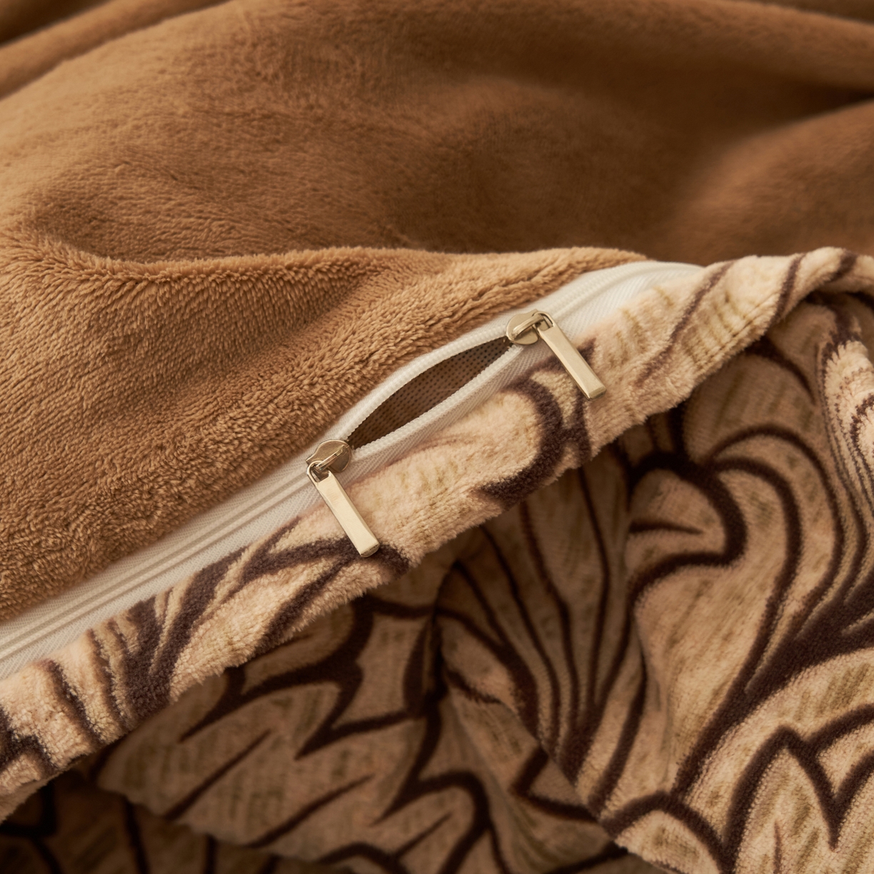 91家纺网 家纺一手货源 找家纺 寐绸家纺 2025秋冬新款230g中古风牛奶绒雕花四件套 中古-洛克庄园