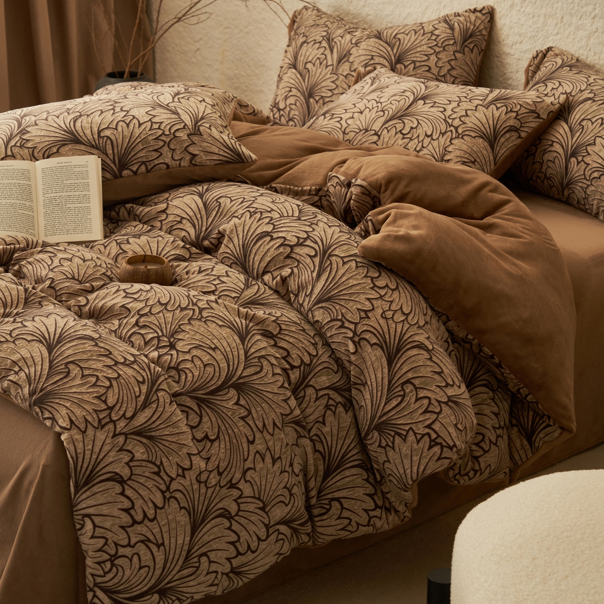 91家纺网 家纺一手货源 找家纺 寐绸家纺 2025秋冬新款230g中古风牛奶绒雕花四件套 中古-洛克庄园