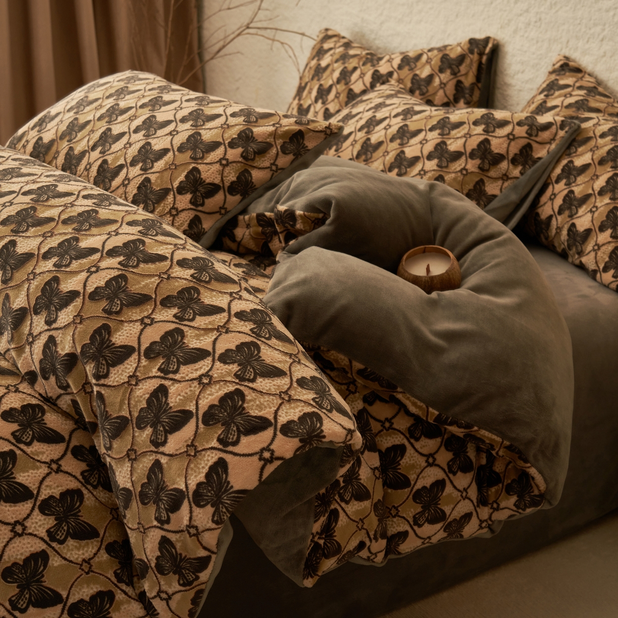 91家纺网 家纺一手货源 找家纺 寐绸家纺 2025秋冬新款230g中古风牛奶绒雕花四件套 法式-蝴蝶纷飞