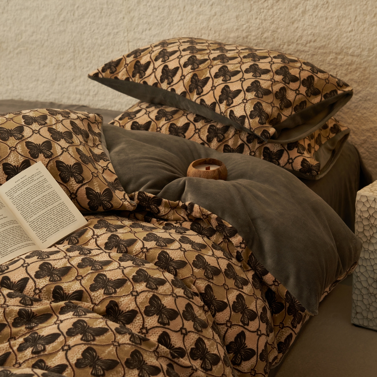 91家纺网 家纺一手货源 找家纺 寐绸家纺 2025秋冬新款230g中古风牛奶绒雕花四件套 法式-蝴蝶纷飞